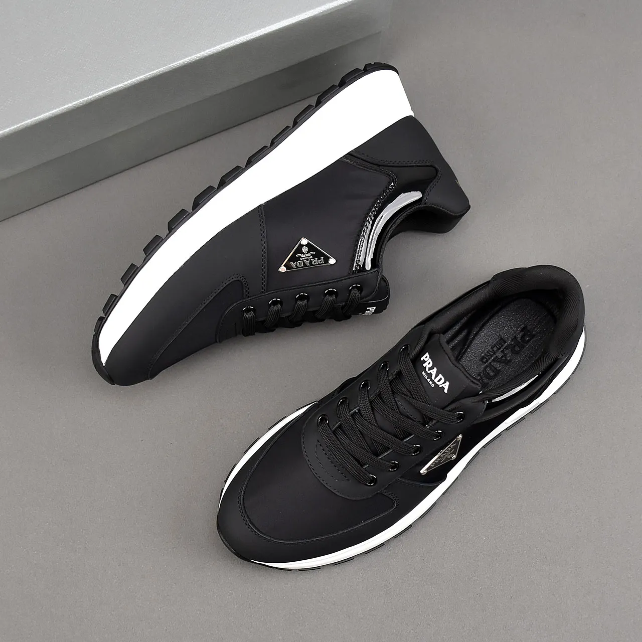 PP460👟👟👟Prada/Prada Prax men's series casual sports shoes Prax sports shoes combine style and comfort, with a unique sports design defined by exquisite materials and details. Fashionable, casual and versatile, it is decorated with an enameled triangle logo on the outside, a Prada Milano printed logo on the tongue, and a 2.5cm lightweight two-tone rubber sole for a comfortable wearing experience! Size: 38-39-40-41-42-43-44 standard leather shoe size